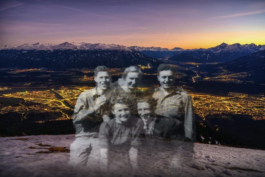 Historisches Gruppenfoto, durchscheinend über dem nächtlichen Innsbruck